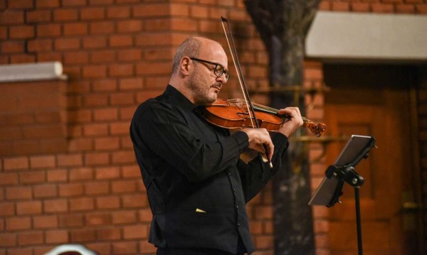 Виолиниста Гордан Николић одржао изузетан концерт на БЕМУС-у пред неколико стотина људи